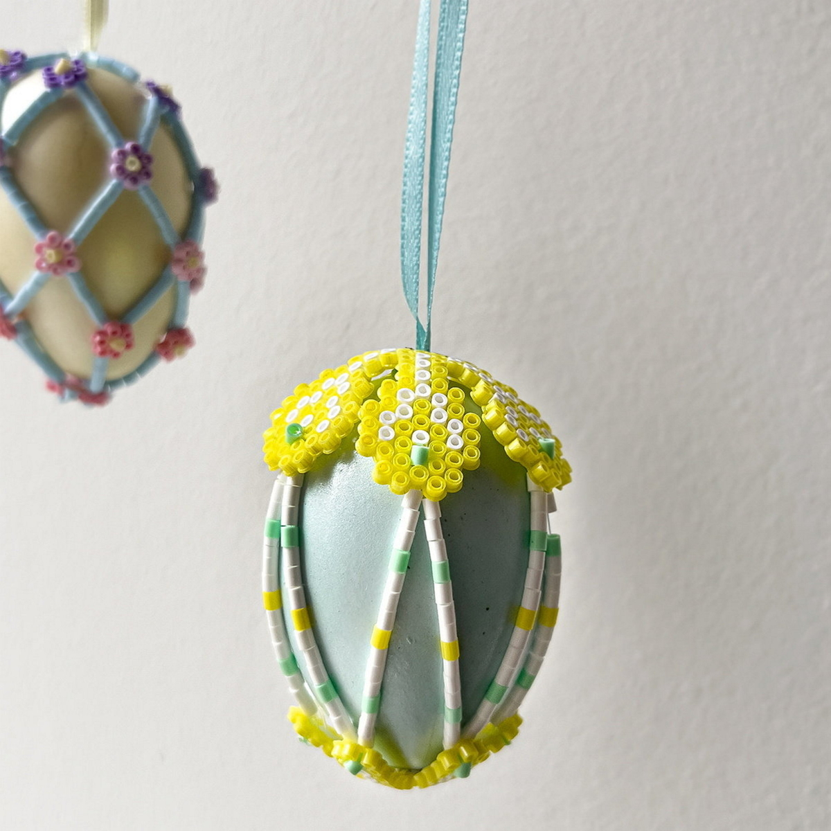 Bead net for eggs made of Hama beads